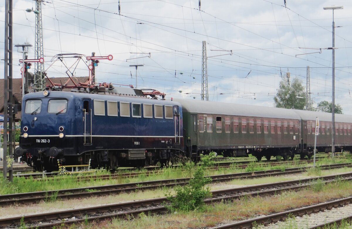 Sonderzug mit Bayernbahn 110 262 steht am 26 Mai 2022 in Nrdlingen abgestellt; das Bild wurde vom BEM-Gelnde gemacht.