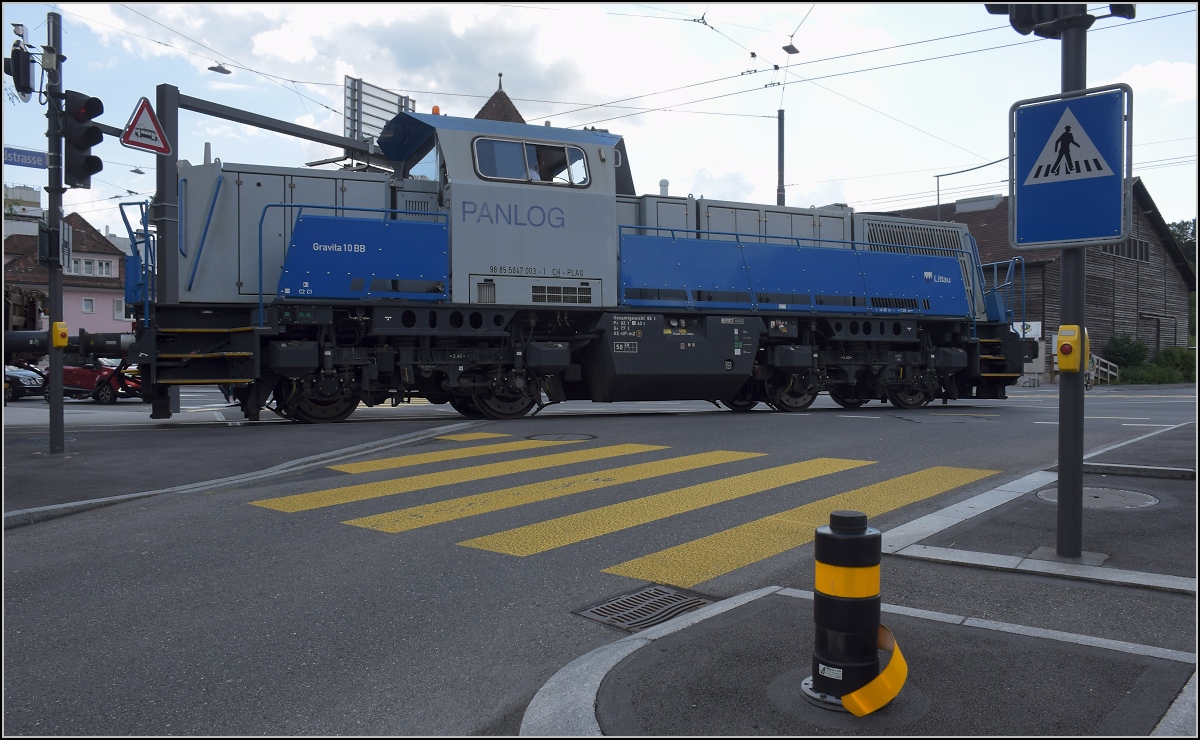 Spaziergänger sind laut Schild auf der Kreuzung zu beachten. Aber der vorhergezeigte  Spaziergänger  hat seine Gravita im Schlepptau über die Kreuzung und die gleich einen ganzen Gemischtwarenladen für die Stahlindustrie. Emmenbrücke, August 2021.