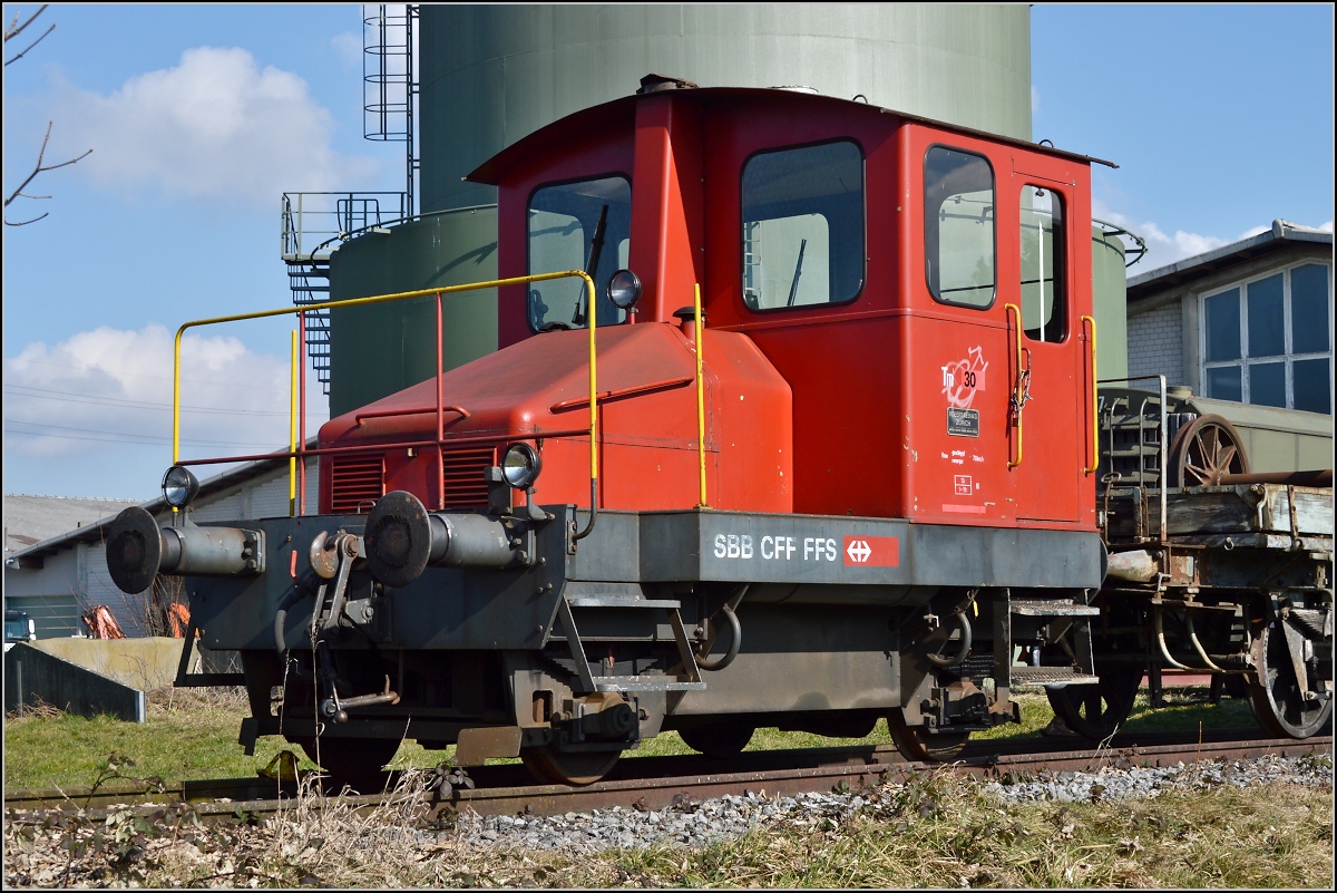 Spitzmaus auf Reisen. 

Schienentraktor Tm<sup>I</sup> Nr. 477 auf verlässt sein vorübergehendes Zuhause in Frauenfeld, um in Sargans ein neues Einsatzfeld zu finden. Um den Erhalt kümmert sich IG Schiene Schweiz. Februar 2014.
