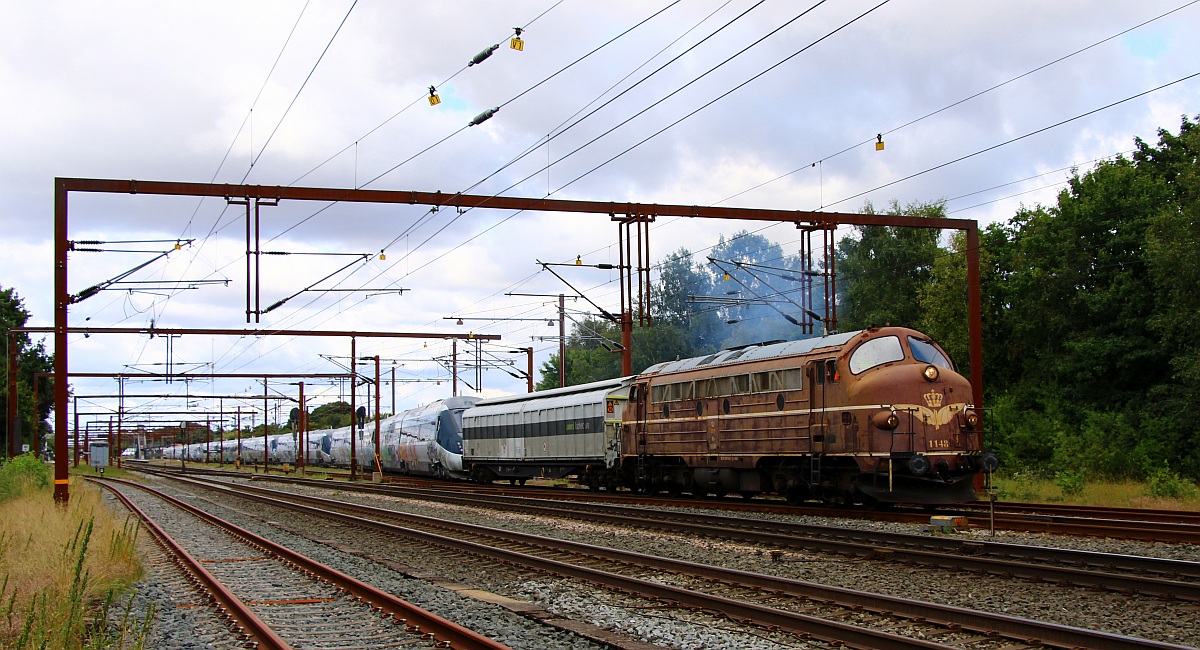 SRP Litra MY 1148 + RailAdv Habfis + 57/6723+19+22+17+16+05+11+07+04 + RailAdv Habfis mit der �blichen Zweitakter Wolke bei dr Abfahrt nach Pattborg/DK. Tinglev/DK 08.08.2022 (2)