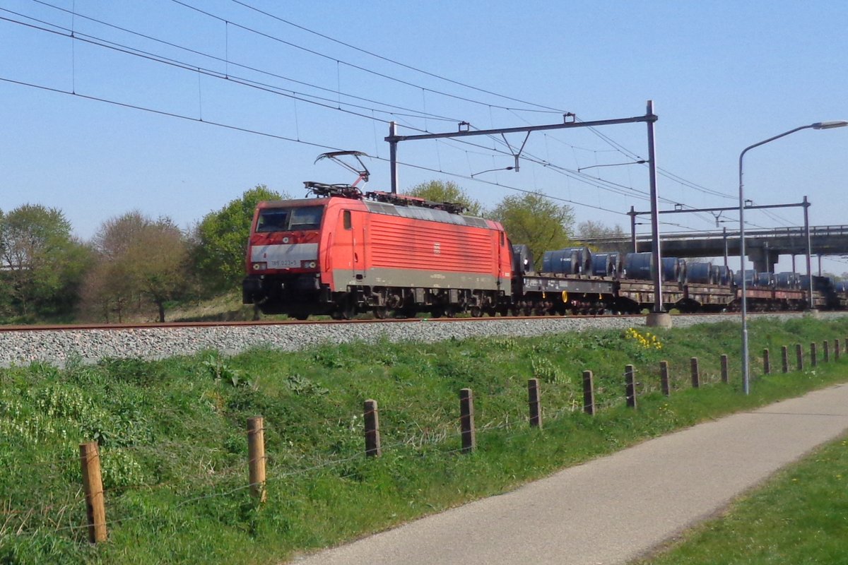 Stahlrollenzug mit 189 023 passiert Niftrik am Karfreitag 19 April 2019.