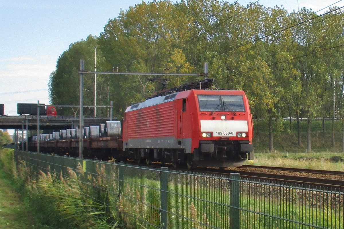Stahlzug mit 189 050 durchfahrt Alverna am 24 Oktober 2018.