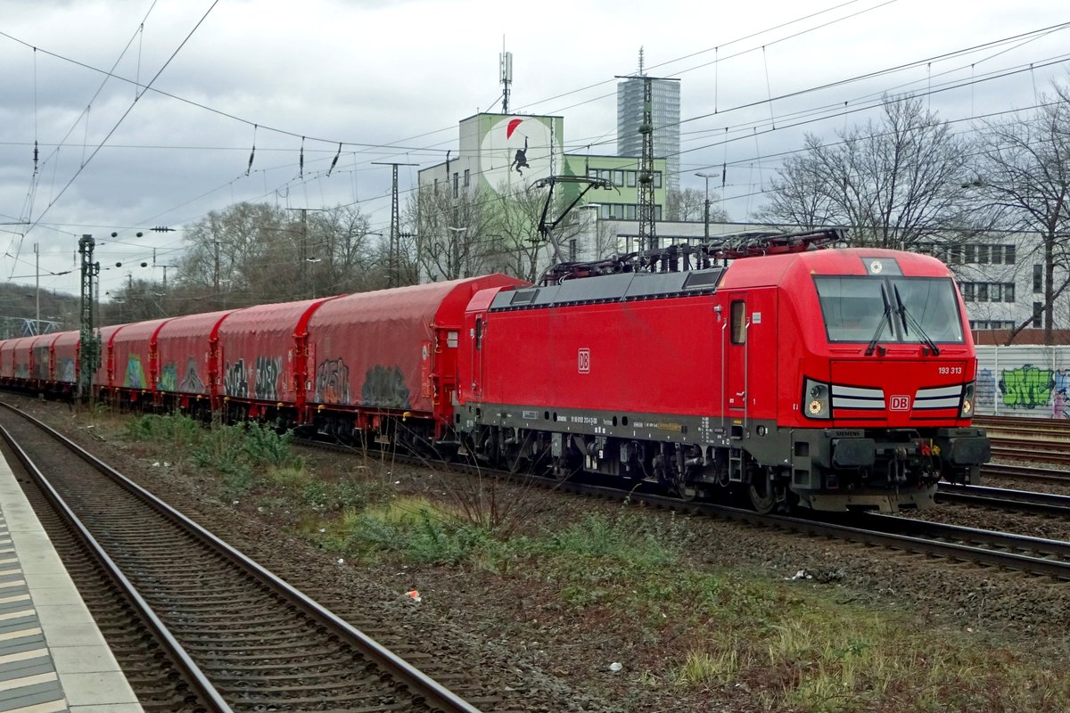 Stahlzug mit 193 313 durchfahrt Köln West am 20 Februar 2020
