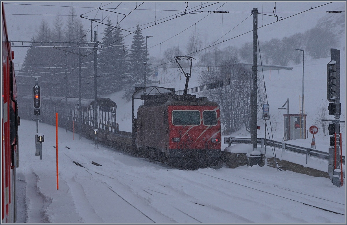 Starker Schneefall verhindert eine klare Sicht uf ie MGB HGe 4/4 II mit ihrem Tunnel-Autozug in Realp.
5. Jan. 2017