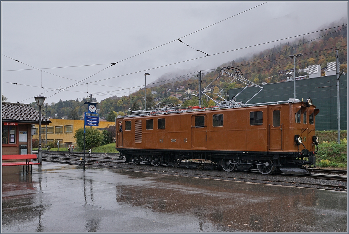 Steht im Regen: die wunderschöne Bernina Bahn Rhb Ge 4/4 81 der Blonay-Chamby Bahn.

Blonay, den 28. Okt. 2018