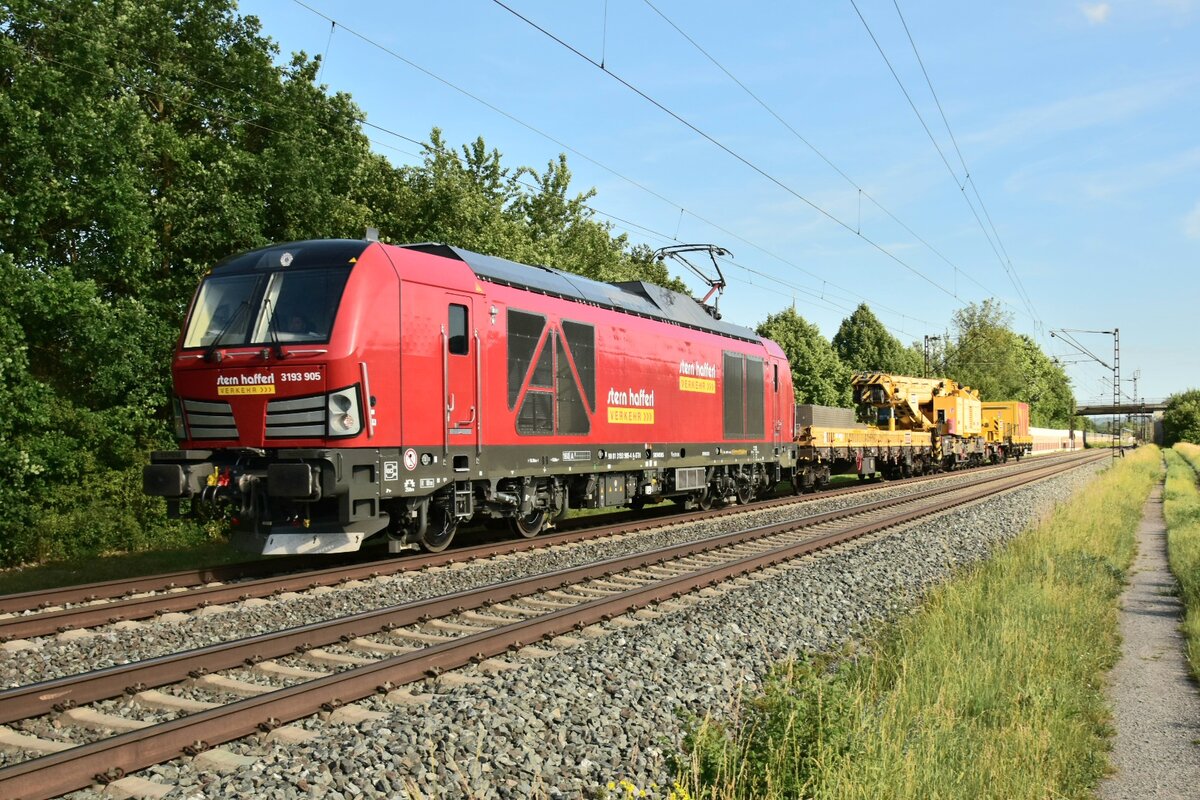 Stern und Hafferl 3193 905mit einem Strabag Kranzug am Haken in Th�ngersheim am Sonntag den 7.6.026