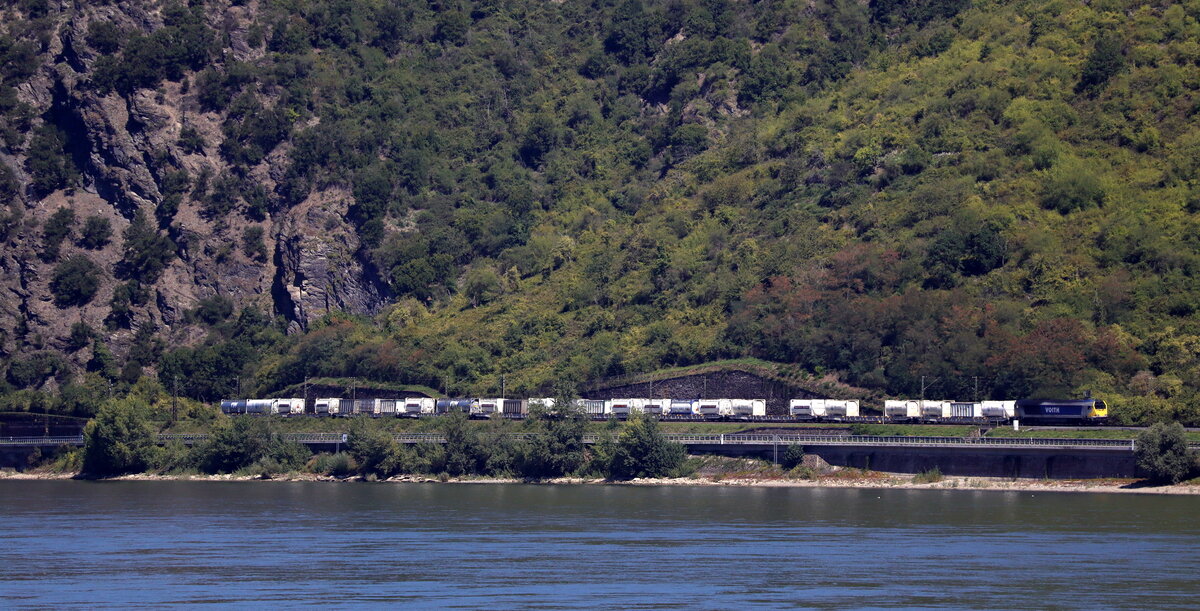 STOCK 264 001-9 mit dem  Spedition Bäumler  Express als einer der wenigen Güterzüge Richtung Rüdesheim aufgenommen aus der Ferienwohnung in Kestert. 11.08.2025