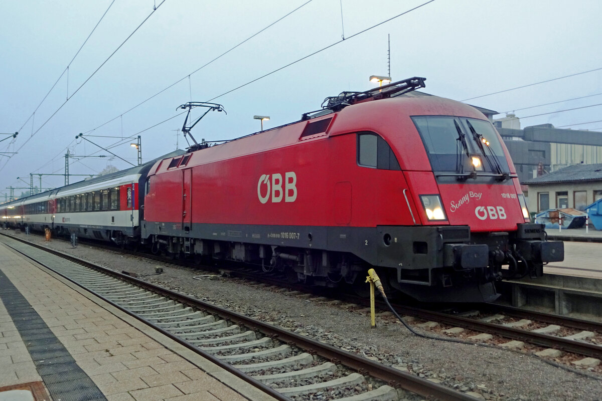 Sunny Boy 1016 007 steht am 2 Jänner 2020 in Stuttgart Hbf. Leider war das einzige Sonniges dieser Tag der Sonnenjung...