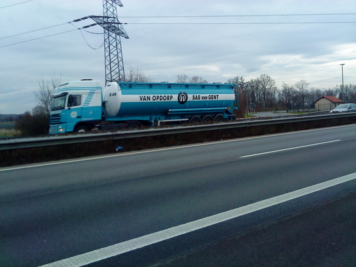 SZM DAF XF mit Chemietankauflieger der Spedition van OPDORP gesehen auf der A61, Hhe Raststtte Dannstadt, am 16.01.2014