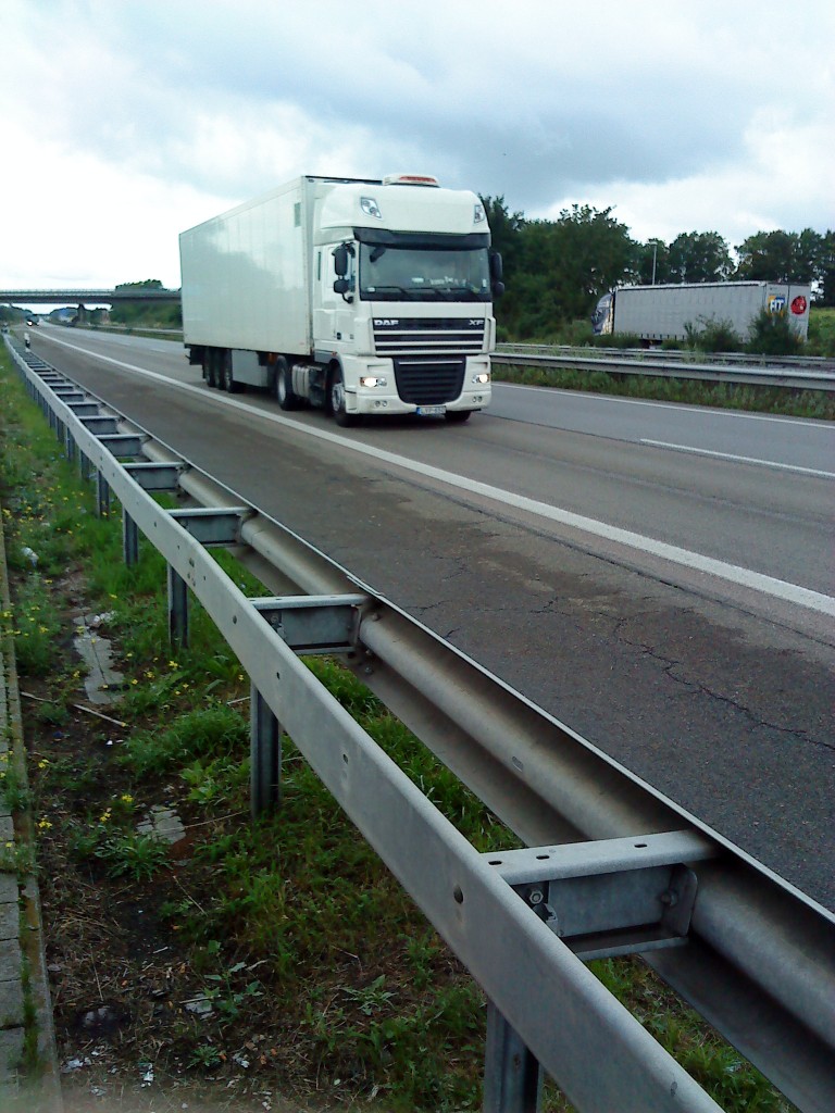 SZM DAF XF mit Khlkoffer-Auflieger unterwegs auf der A 61, Hhe Rasthof Dannstadt, am 14.07.2014