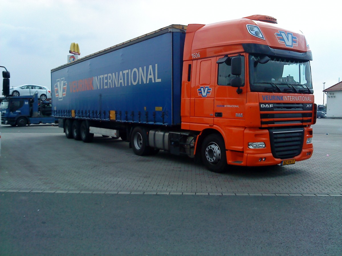 SZM DAF XF mit Pritsche-Planen-Auflieger der Spedition Veurink International gesehen auf dem Autohof in Grnstadt am 14.04.2014