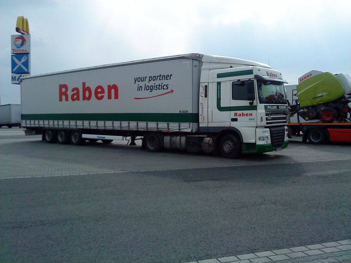 SZM DAF XF mit Pritsche-Planen-Auflieger der Spedition Raben gesehen auf dem Autohof in Grnstadt am 14.04.2014