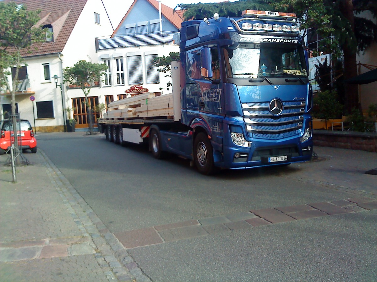 SZM Mercedes-Benz Actros mit Baustoff-Auflieger der Spedition Frey Transporte gesehen in der Drkheimer Innenstadt am 14.07.2014 