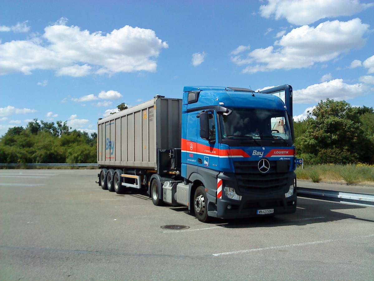 SZM Mercedes-Benz Actros mit Container-Auflieger gesehen auf dem Parkplatz vor dem real in Frankenthal am 14.07.2014
