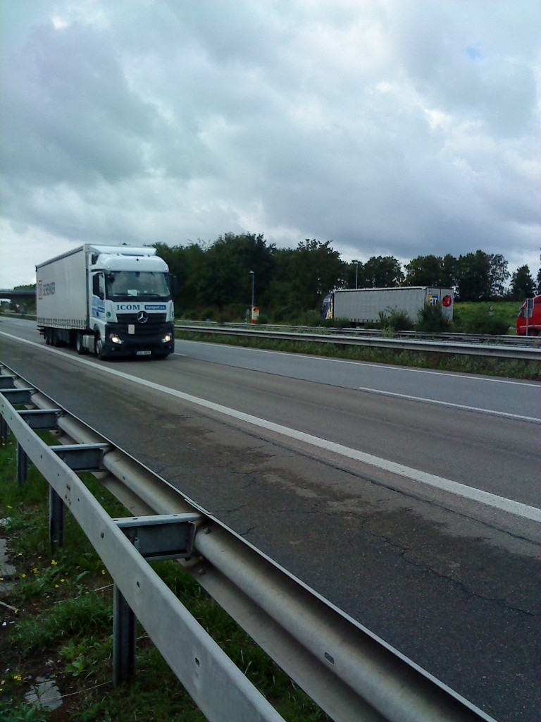 SZM Mercedes-Benz Actros mit Pritsche-Planen-Auflieger unterwegs auf der A 61, Hhe Rasthof Dannstadt, gesehen am 14.07.2014