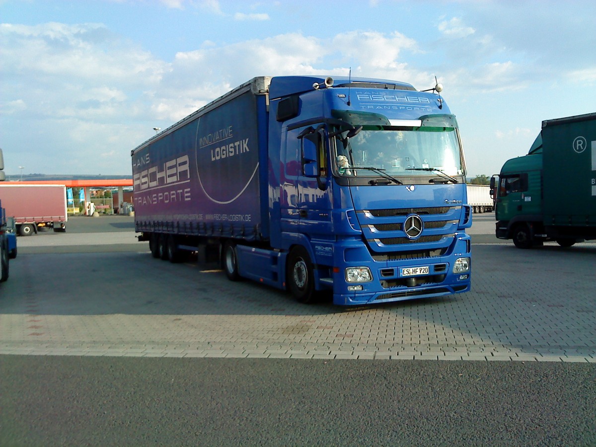 SZM Mercedes-Benz Actros mit Pritsche-Planen-Auflieger der Spedition Fischer Transporte auf dem Autohof in Grnstadt am 25.06.2014