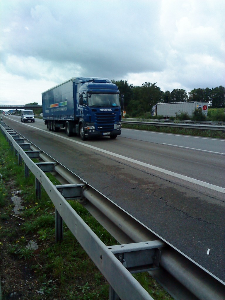 SZM SCANIA R 500 mit Pritsche-Planen-Auflieger unterwegs auf der A 61, Hhe Rasthof Dannstadt, am 14.07.2014