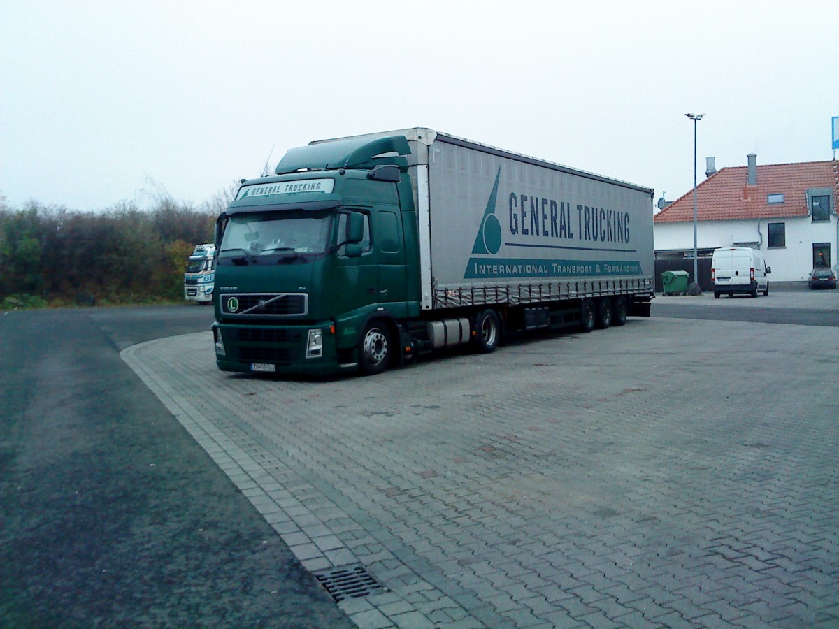 SZM Volvo FH mit Pritsche-Planen-Auflieger der Spedition General Trucking aus der Slowakischen Republik auf dem Autohof in Grnstadt am 12.12.2013