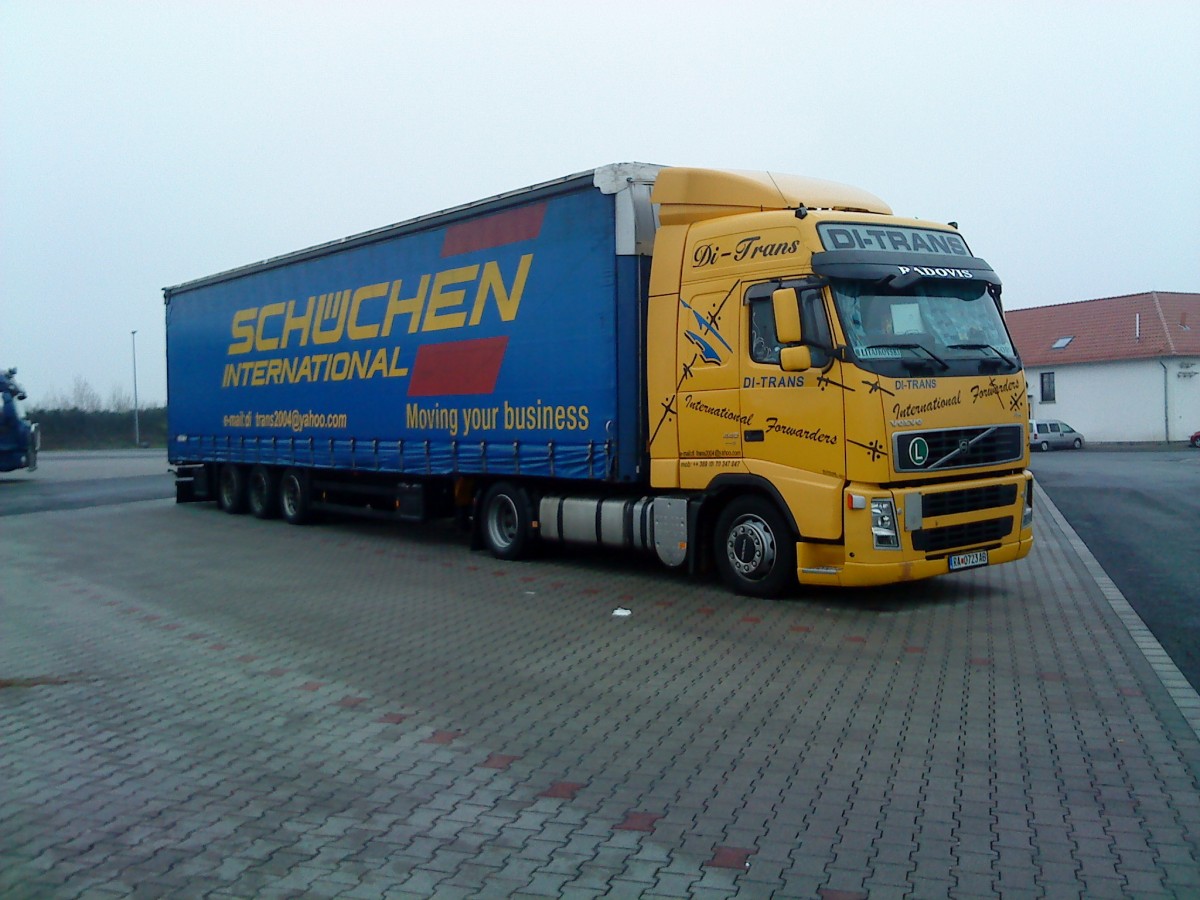 SZM Volvo FH der Spedition DI-Trans mit Pritsche-Planen-Auflieger der Spedition Schchen International auf dem Autohof in Grnstadt am 11.12.2013