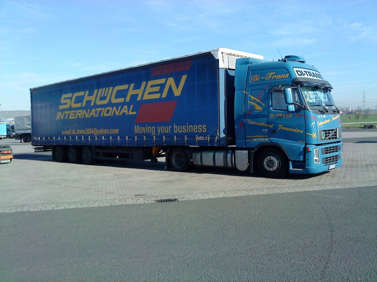 SZM Volvo FH der Spedition DI-Trans mit Pritsche-Planen-Auflieger der Spedition Schchen gesehen auf dem Autohof in Grnstadt am 20.03.2014
