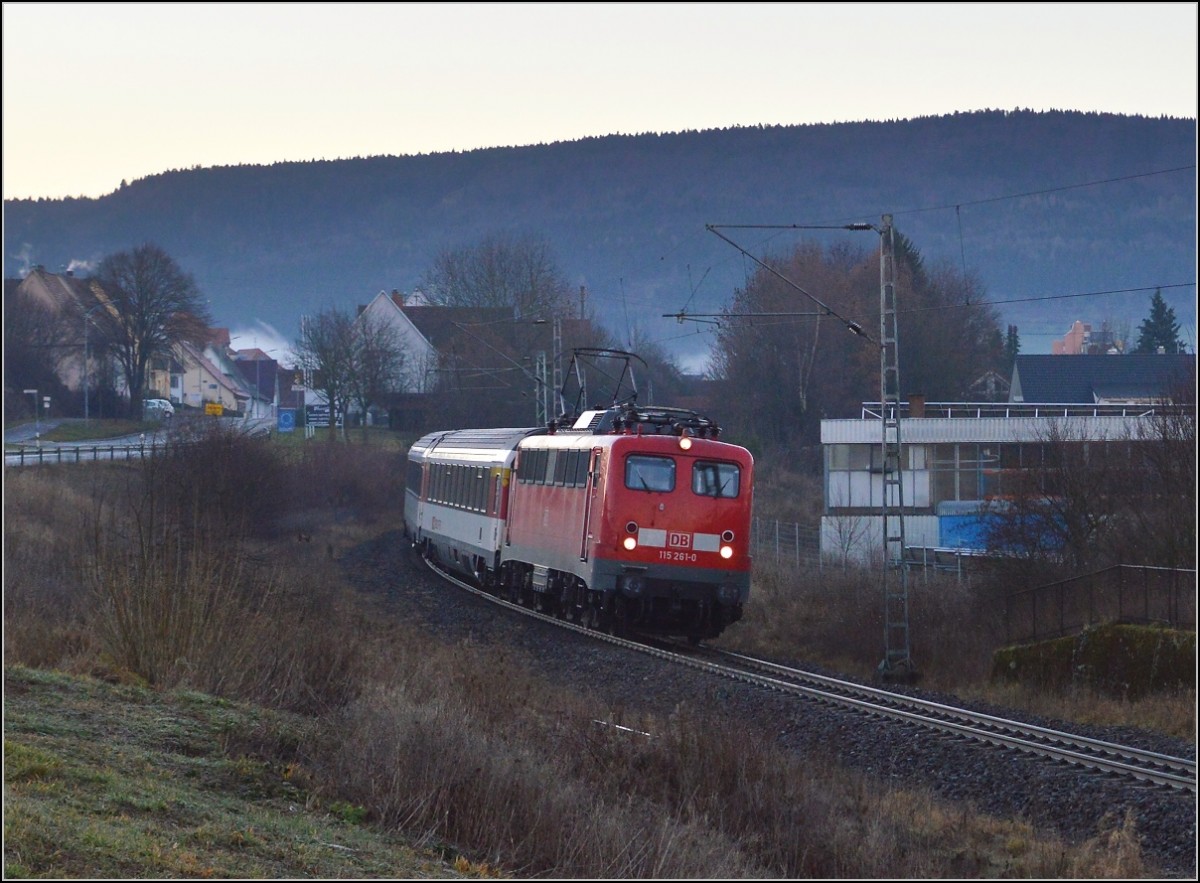 Tats�chlich fahren sie noch vor ICs, wenn auch nicht mehr t�glich. 115 261-0 f�hrt auch nach dem Fahrplanwechsel einige G�ubahn-ICs. Spaichingen, Dezember 2015. 