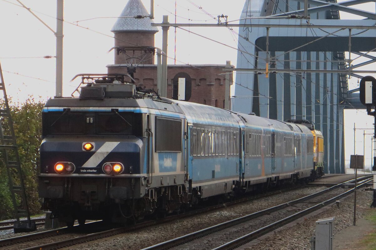 TCS 102001 -ex NS 1835-  zieht der Dinner Train am 13 November 2021 über die Waalbrücke in Nijmegen ein.