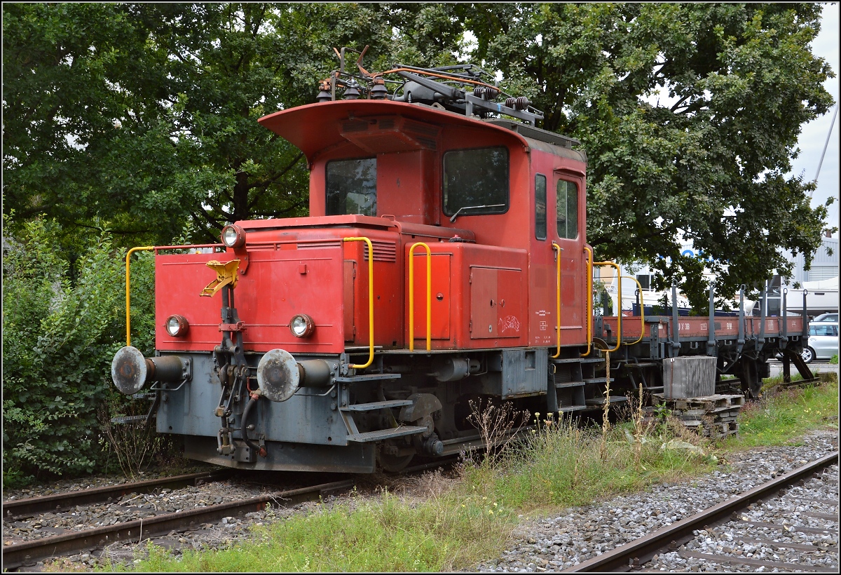 Tem II 295 wartet auf ihre Aufarbeitung. Das Antriebskonzept ist trotz Baujahr 1966 recht modern, denn dieser elektrische Rangiertraktor ist mit einem zusätzlichen Diesel für Fahrten auf Anschlussgleisen ausgestattet. Mit der Ee 923 oder der BR 187 wird das Prinzip wieder aufgegriffen. August 2014.