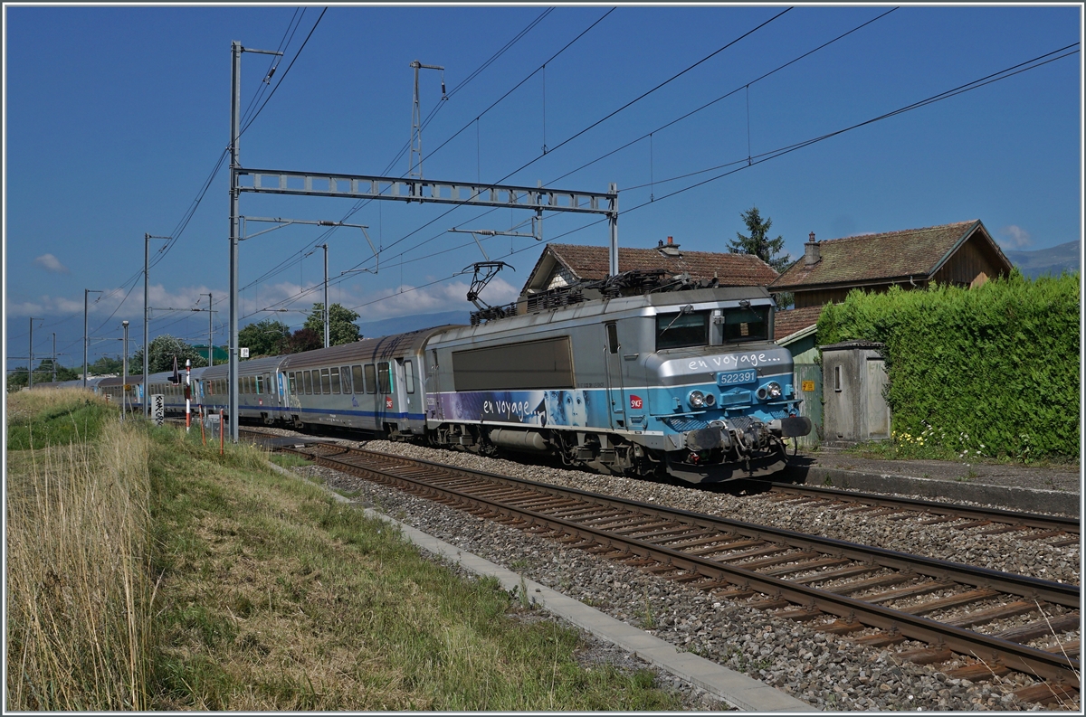The SNCF BB 22391 mit einem TER von Lyon nach Genève kurz nach Satigny. 

19. Juli 2021