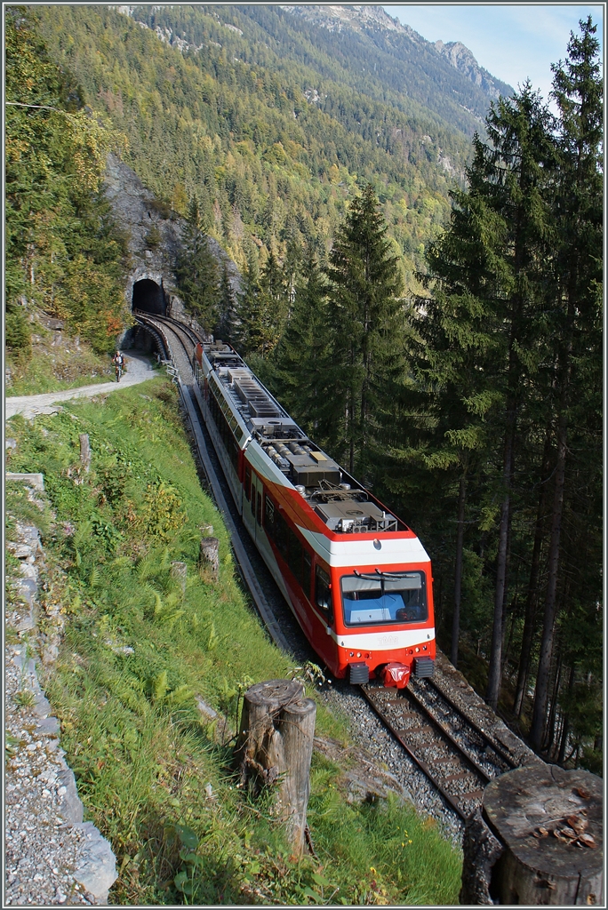 TMR (M-C) BDeh 4/8 21 (SNCF Z800 UIC N° 90 85 838 0821-1 CH-TMRSA) fährt im Gegenlicht auf dem Stromschienenabschnitt zwischen Finhaut und Le Trétien talwärts.
3. Okt. 2014