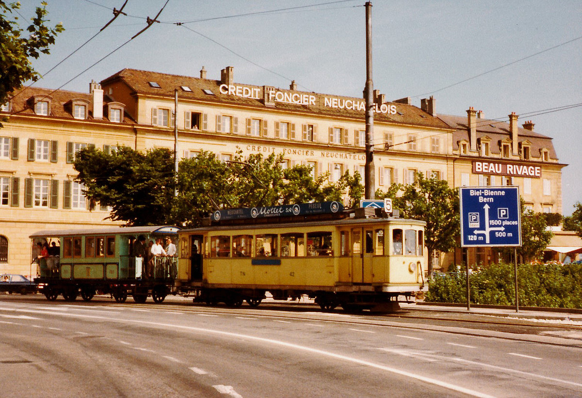 TN/TRN: Im Juni 1981 konnte der Triebwagen 42 zusammen mit dem durch die BC restaurierten C4 121 beim Verlassen des Place Purry verewigt werden.
Foto: Walter Ruetsch 