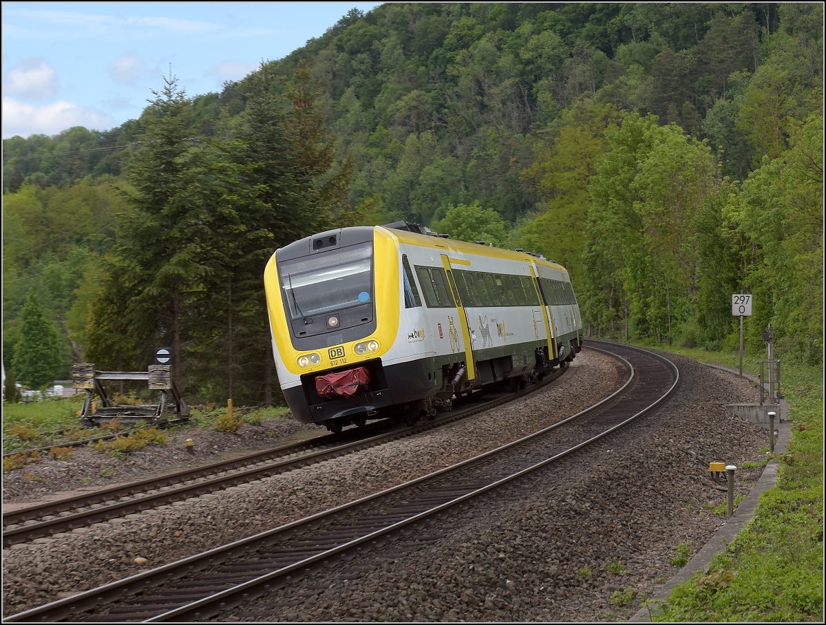 Traktionswandel am Hochrhein, der einzigen  Schweizer Dieselstrecke , die Schaffhausen mit Basel verbindet, sowie auch Rheinfelden AG, Stein-S�ckingen. 

612 112 in Wehr-Brennet, Mai 2018.