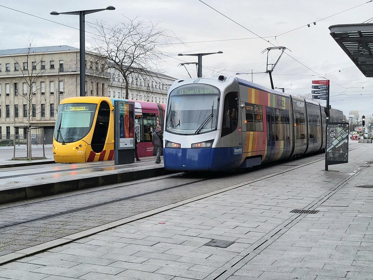 Tram und Tram-Train in Mulhouse. Während das Tram von Solea betrieben wird, gehört der Tram-Train der SNCF. Die Trams gehörten zur Kategorie Citadis von Alstom, der Tram-Train zur Kategorie Avanto von Siemans, und werden der SNCF als U 25500 geführt. 

13. März 2024