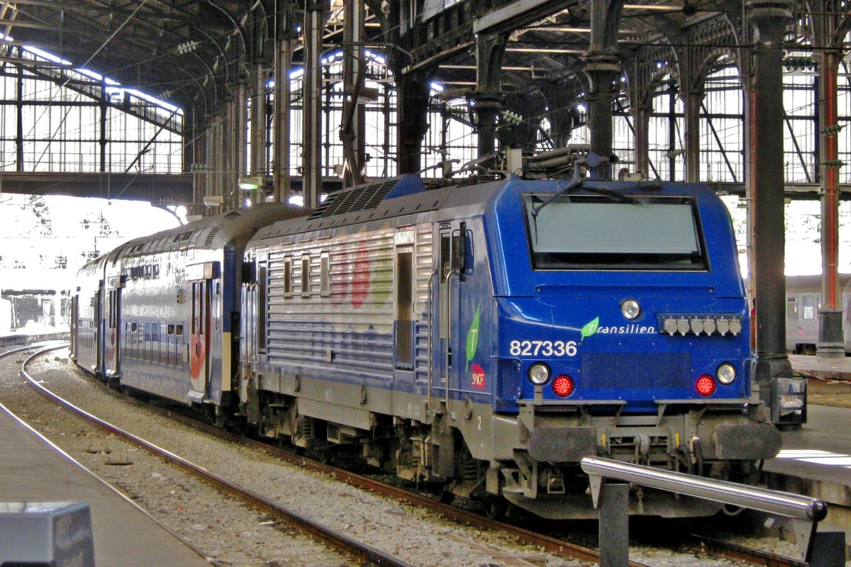 Transilien 27336 verlässt Paris Saint-Lazare am 19 September 2011.
