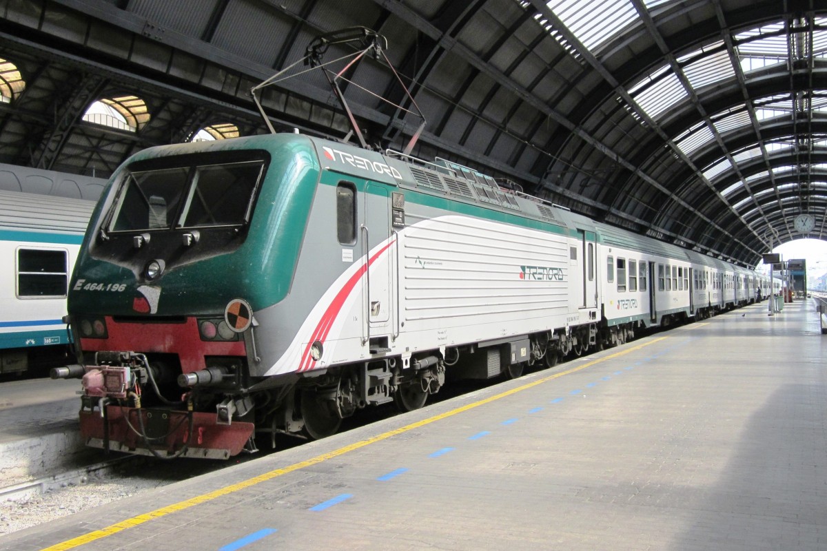 TreNord E 464 196 steht am 1 Juli 2013 in Milano Centrale.