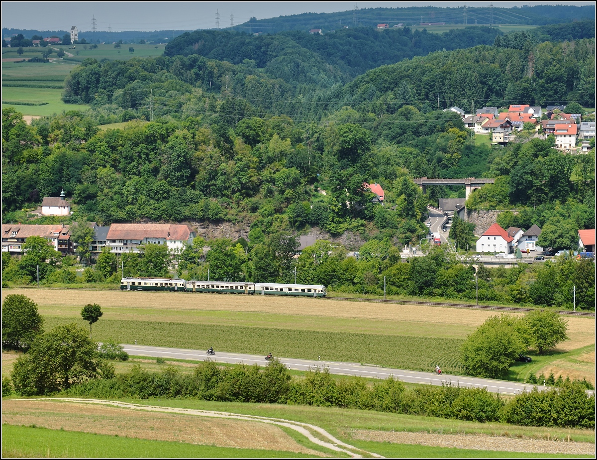 Triebwagentreffen Koblenz 2017. BDe 4/4 201 im Kleid der EBT ist eigentlich BDe 4/4 82 der SOB. Der Triebwagen wurde vom Verein Pendelzug Mirage mustergültig aufgearbeitet und ist hier am Rhein bei Etzgen mit einem passenden Zweitklasswagen B und dem Steuerwagen ABt zu sehen. Im Hintergrund auf deutscher Seite der Hotzenwald. August 2017.