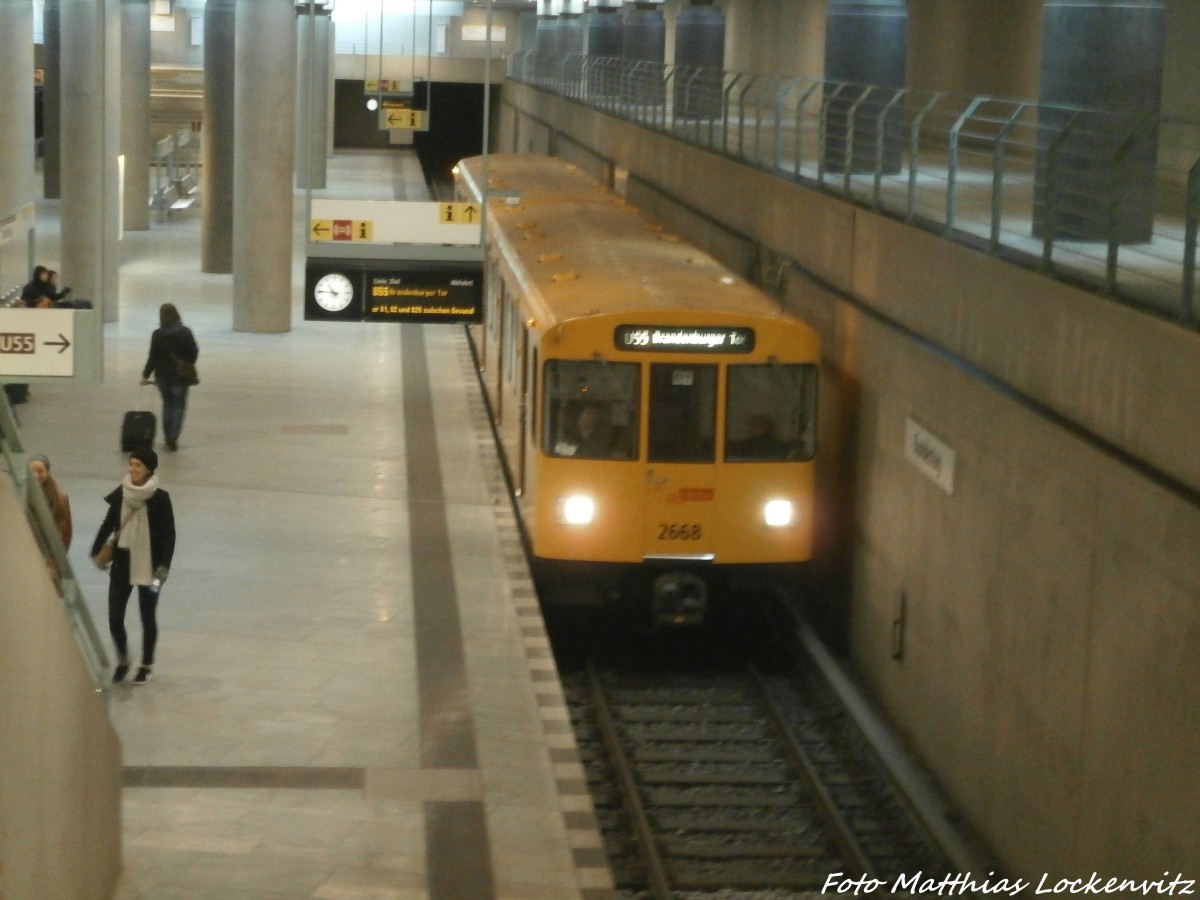 U-Bahn der Baureihe F74 als U55 mit ziel Brandenburger Tor in der station Bundestag am 28.2.15