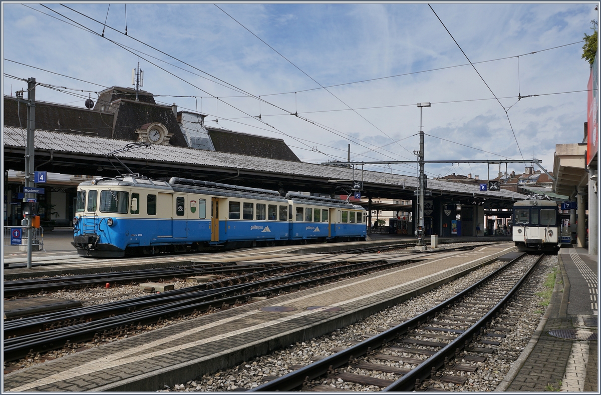 Überraschung! Auch NACH dem Fête des Vignerons ist der MOB ABDe 8/8 noch im Planverkehr anzutreffen. Der ABDe 8/8 4002 VAUD wartet in Montreux auf die Abfahrt nach Chernex als Regionalzug 2332. Rechts im Bild der MOB Be 4/4 1006 der letzte Woche diese Leistung übernommen hatte. 

19. August 2019