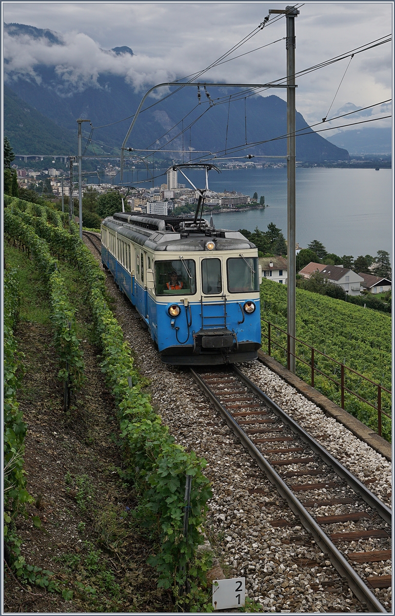 Überraschung! Auch NACH dem Fête des Vignerons ist der MOB ABDe 8/8 noch im Planverkehr anzutreffen. Der ABDe 8/8 4002 VAUD als Leermaterialzug auf dem Weg nach Chernex (um dann als Regionalzug 2327 nach Montreux zurück zu fahren) kurz vor Châtelard VD. 

19. August 2019