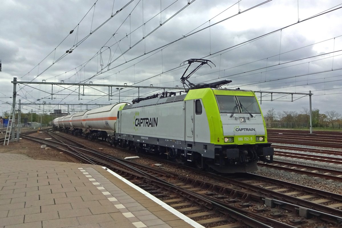 Umgeleiteter Gaskesselwagenzug mit CapTrain 186 152 treft am 14 April 2020 in Nijmegen ein. EDieser Zug wurde wegen bauarbeiten über Nijmegen umgeleitet und soll in Nijmegen der Gegenzug abwarten, den mit ein G-1206 aus Venlo kommt. Nach gegenseitige Lokwechsel verfolgen die beide Züge deren Weg.