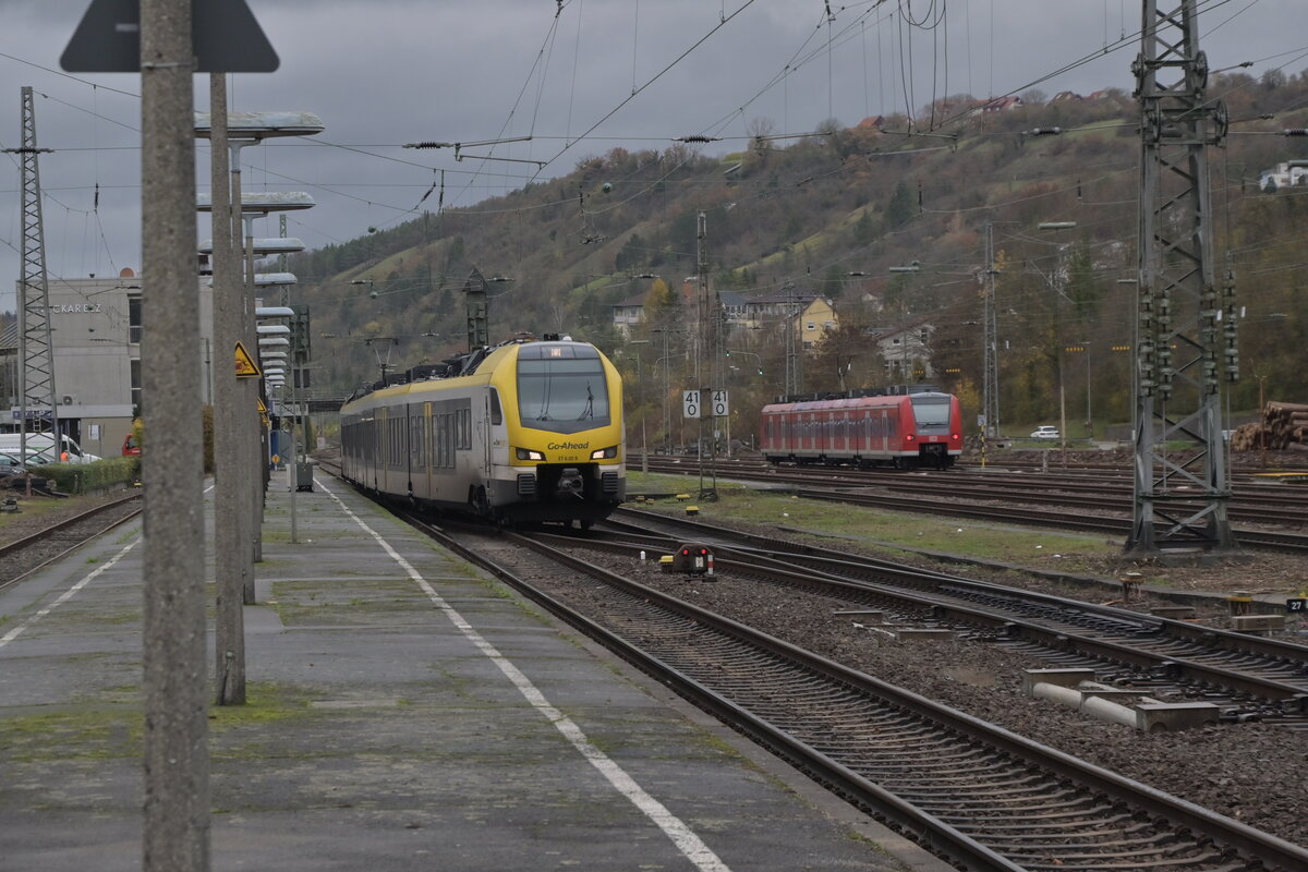 Umleiterverkehr in Neckarelz am 20.11.23 ist ein Stadler Flirt von GoAhead BW/ ET 6.02 beim Verlassen des Bahnhofs in Richtung Osterburken zu sehen. 