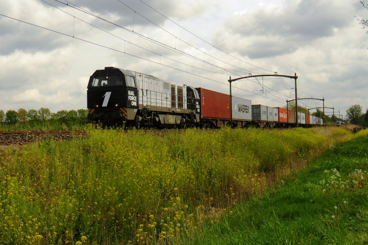 Und das macht Eins: RailForceOne 1605 zieht ein Blerick Containershuttle durch Oisterwijk am 24 Augustus 2018. Neben RFO ziehen auch DB Cargo Nederland und RTB Cargo diese KLVs zwischen Blerick und Rotterdam-Kijfhoek.