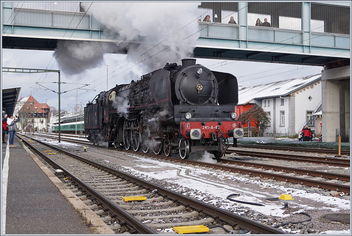 Und weiter geht die (Rangier)-Fahrt der SNCF 241-A-65.
9. Dez. 2017