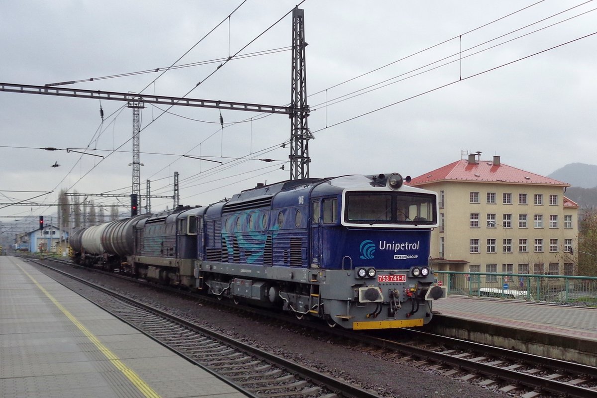 UniPetrol 753 741 trötzt den regen beim Passage durch Decin hl.n. und schleppt ein Kesselwagenzug am 7 April 2017.