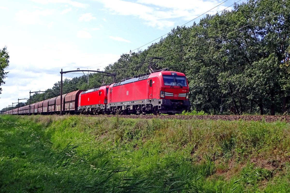 Vectron 193 320 schleppt ein Kohlezug aus Rotterdam nach Venlo durch Tilburg Oude Warande am 30 Juli 2019. 
