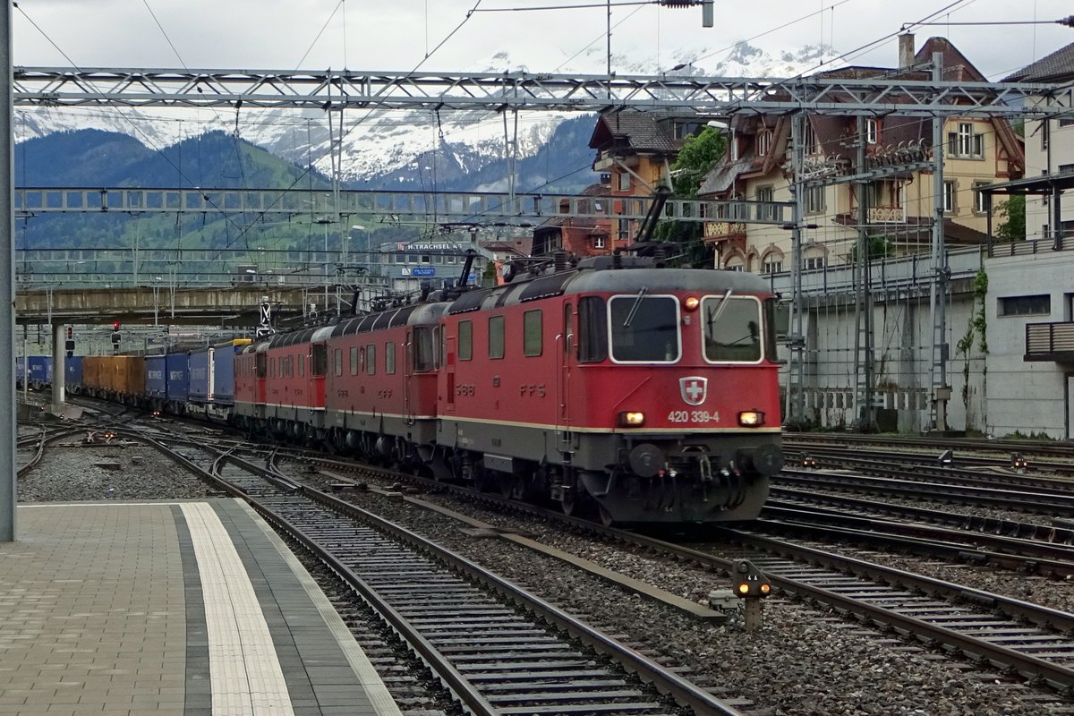 Vier Loks mit 420 339 am Spitz, ziehen ein Guterzug durch Spiez am 28 Mai 2019. 
