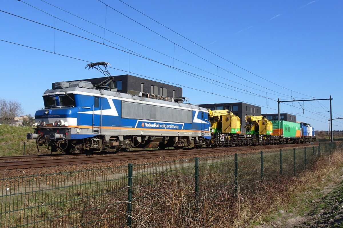 Volkler Rail 7178 zieht ein Gleisbauzug durch Tilburg Reeshof am 18 März 2022.