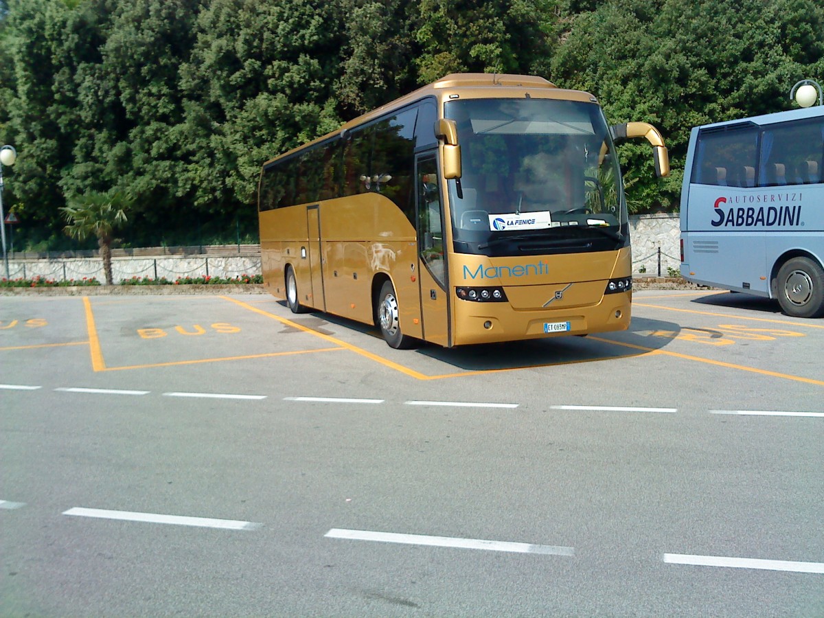 Volvo Reisebus des Busunternehmen Manenti Viaggi gesehen auf dem Busparkplatz in Limone sul Garda am 05.06.2014