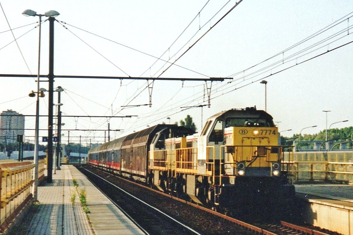 Volvozug mit 7774 durchfahrt Antwerpen-Luchtbal am 13 Juni 2006.