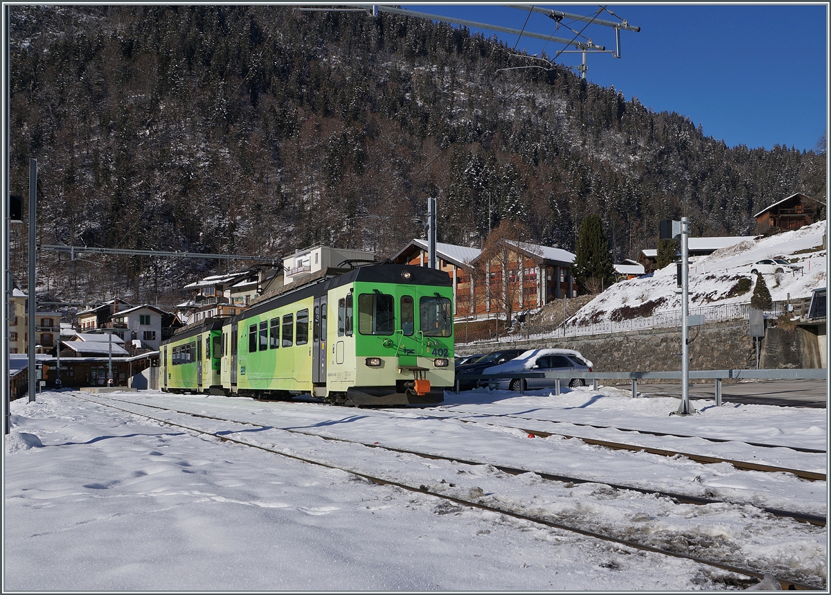 Von Aigle kommend, verlassen der BDe 4/4 402 und 401 nach dem Fahrtrichtungswechsel in Le Sépey den kleinen Kopfbahnhof in Richtung Les Diablerets.

11. Januar 2021