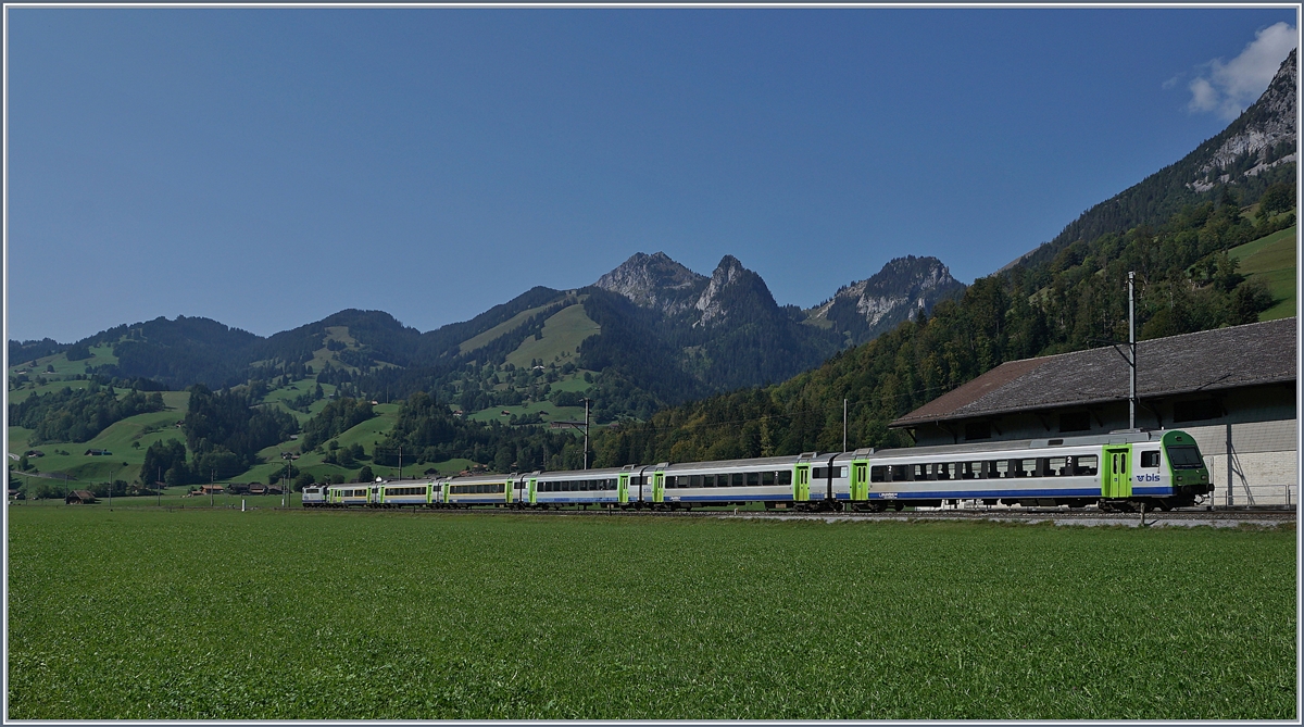 Von einer BLS Re 4/4 II gezogene EW III RE nach Zweisimmen verlässt Boltigen. 

18. Sept. 2020